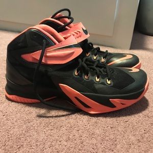 Basketball shoes